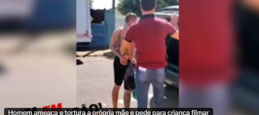 VÍDEO: Homem tortura a própria mãe e manda criança filmar