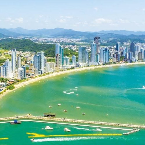 Entre o Céu e o Mar: Descubra 3 Praias Paradisíacas em Santa Catarina que Convidam à Serenidade